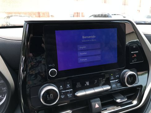 Used 2023 Toyota Highlander LE AWD/4WD image 18
