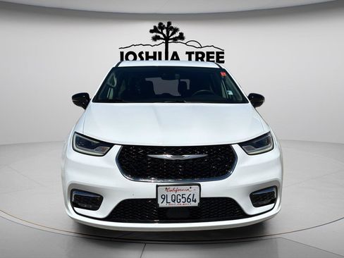 Used 2024 Chrysler Pacifica Touring-L FWD image 2