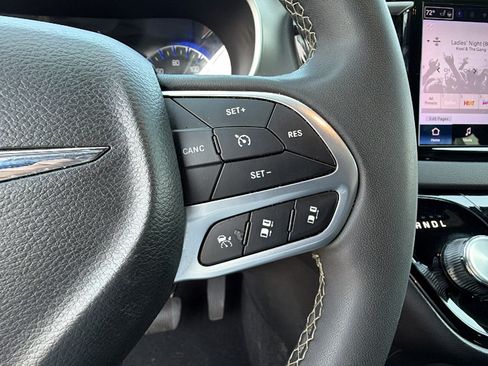 Used 2025 Chrysler Pacifica Select FWD image 28