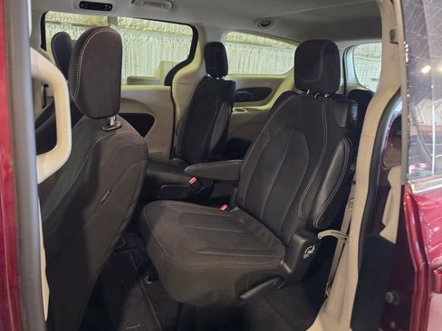 Used 2023 Chrysler Voyager LX FWD image 7