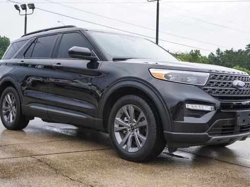 Used 2022 Ford Explorer XLT w/ Equipment Group 202A RWD image 2