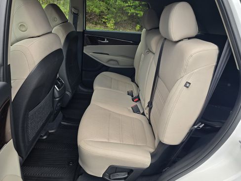 Used 2017 Kia Sorento AWD w/ LX Convenience Package image 10