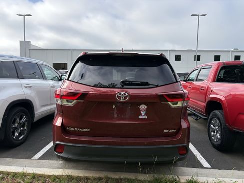 Used 2019 Toyota Highlander SE AWD/4WD image 5