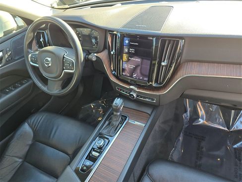 Used 2021 Volvo XC60 T5 Momentum w/ Advanced Package image 10