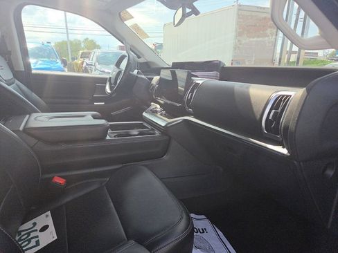 Used 2025 Ford Expedition Platinum AWD/4WD image 17