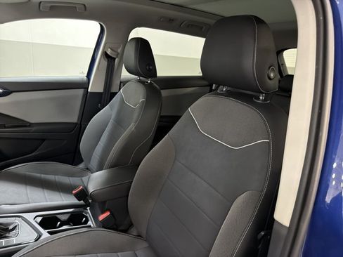 Used 2023 Volkswagen Taos SE w/ Panoramic Sunroof Package FWD image 5