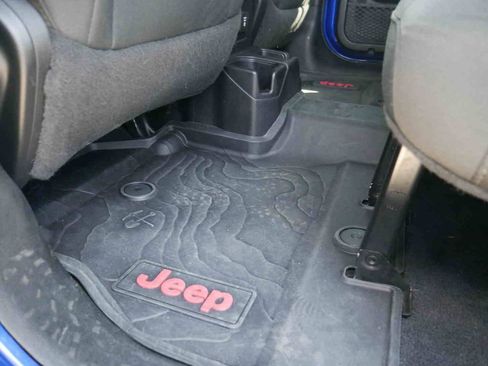 Used 2018 Jeep Wrangler Unlimited Sahara w/ Safety Group AWD/4WD image 18