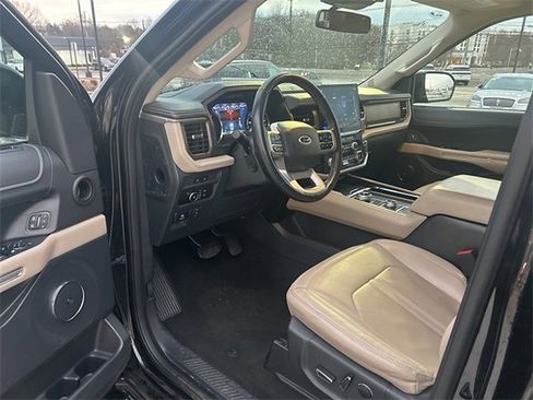 Used 2024 Ford Expedition Limited image 11