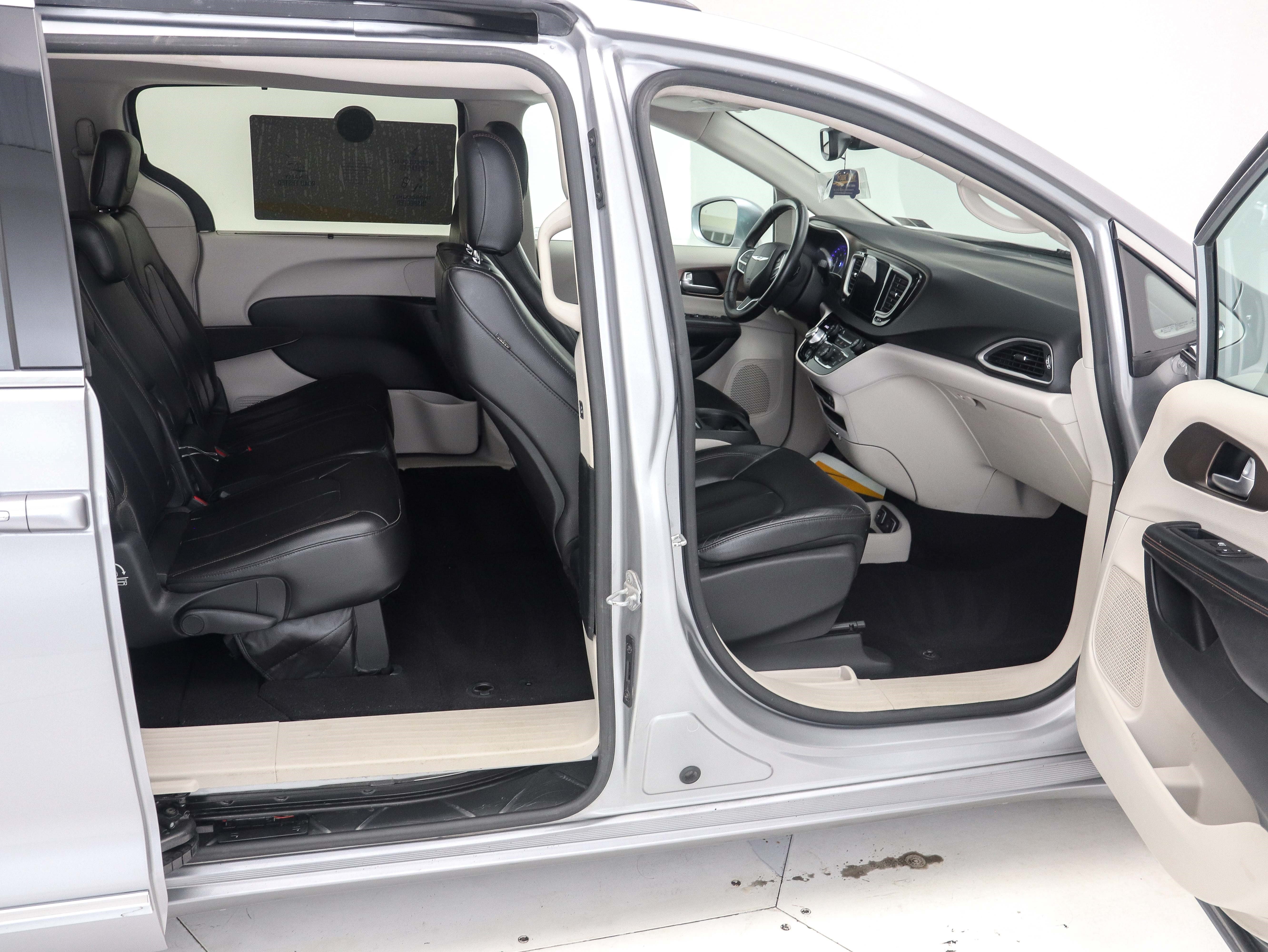 Used 2017 Chrysler Pacifica Touring-L FWD image 13