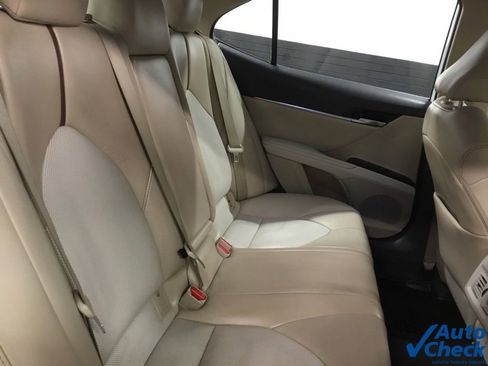 Used 2020 Toyota Camry XLE image 29