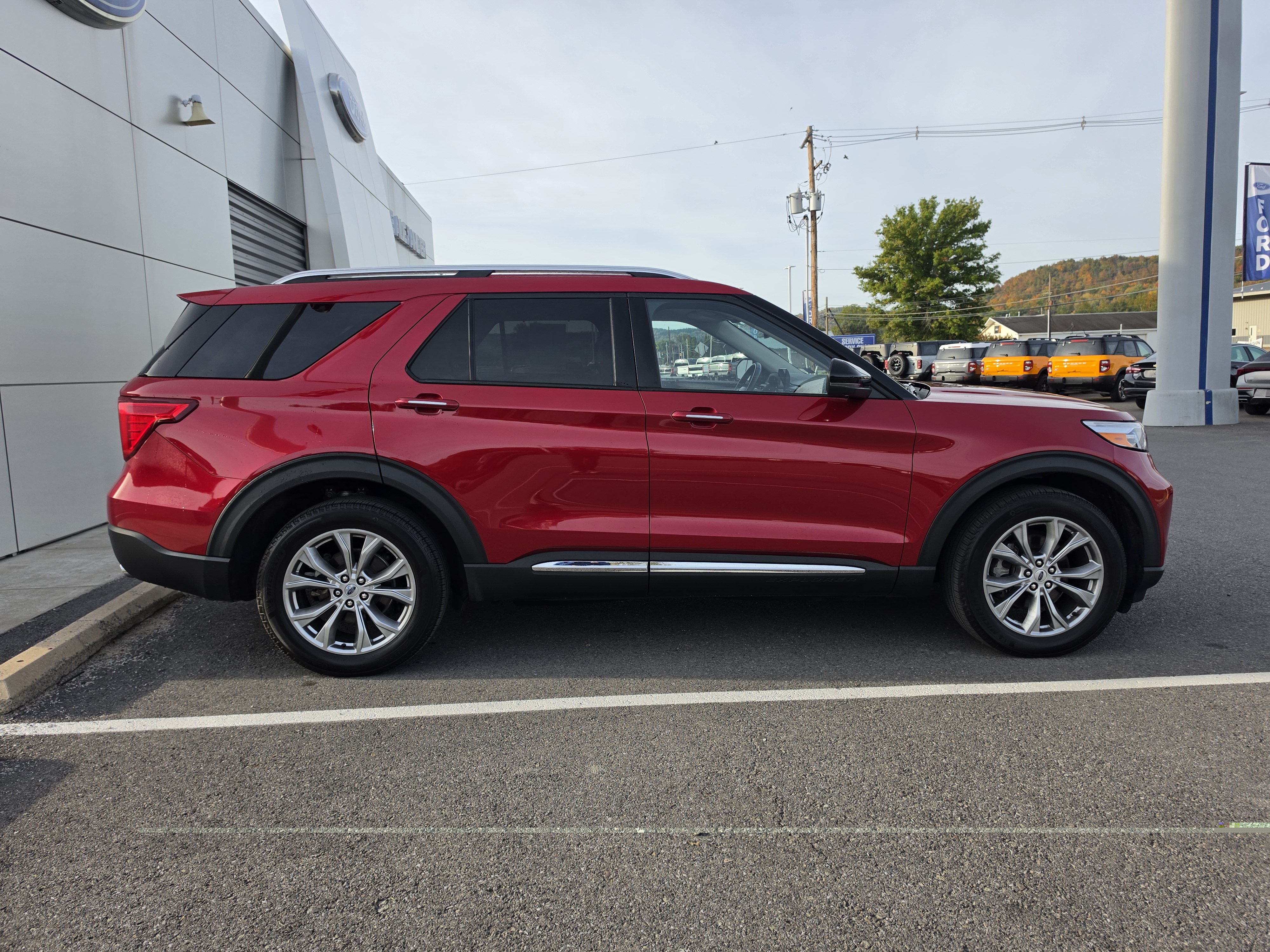 Used 2023 Ford Explorer Limited w/ Limited Technology Package AWD/4WD image 2
