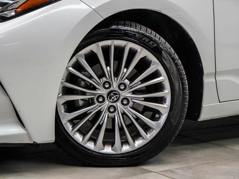 Used 2019 Toyota Avalon Limited w/ Advanced Safety Package FWD image 3