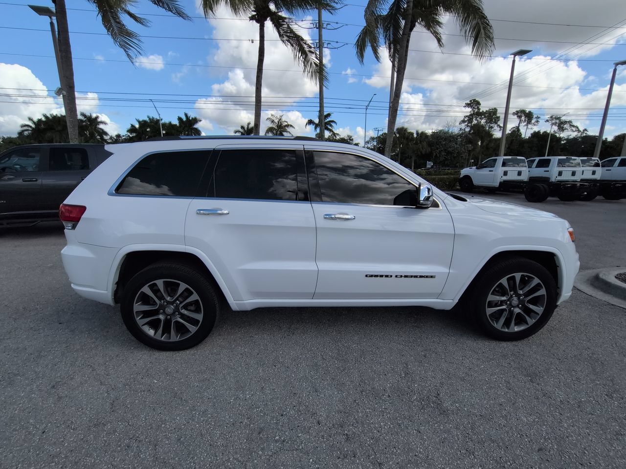 Used 2017 Jeep Grand Cherokee Overland AWD/4WD image 4