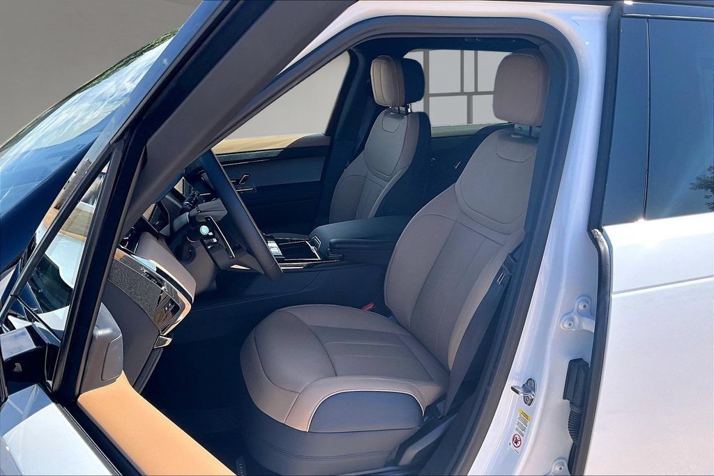 New 2026 Land Rover Range Rover Sport Dynamic SE AWD/4WD image 9