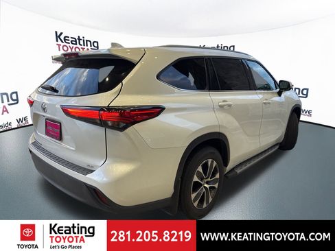 Used 2022 Toyota Highlander XLE image 3