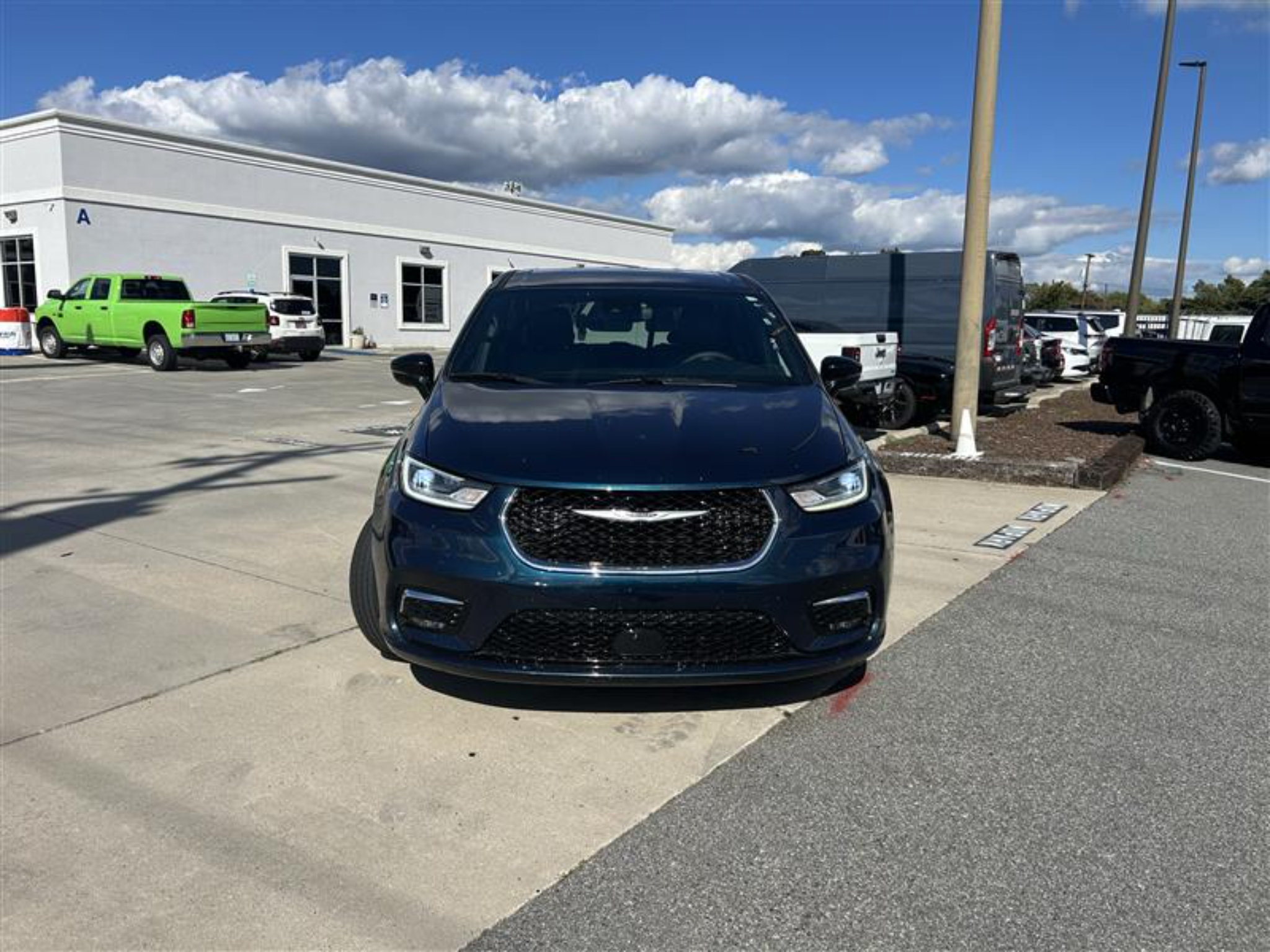 Used 2025 Chrysler Pacifica Select FWD image 8