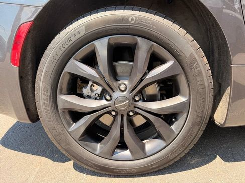 Used 2022 Chrysler Pacifica Touring-L w/ Uconnect Theater Family Group FWD image 10