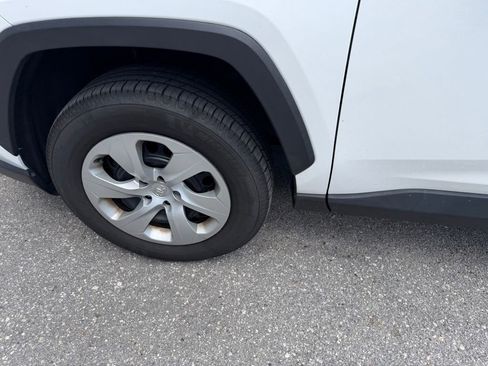 Used 2021 Toyota RAV4 LE FWD image 9