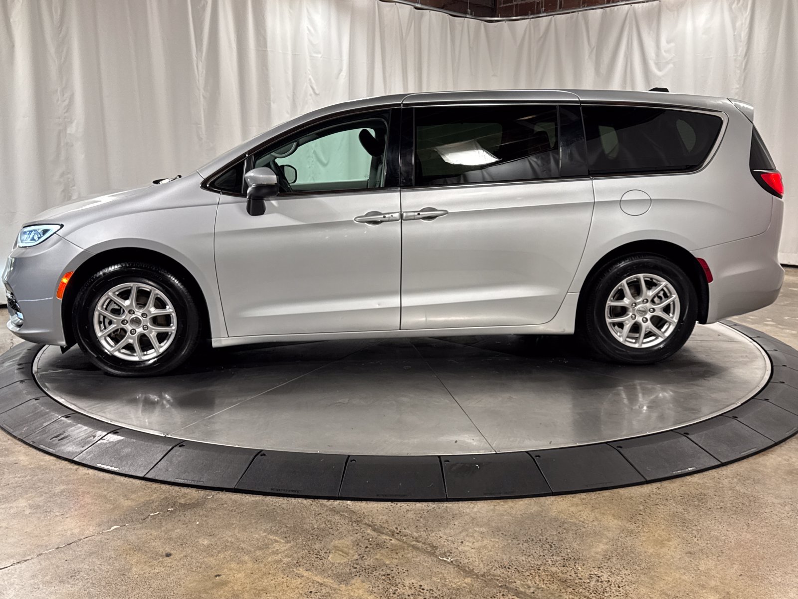 Used 2023 Chrysler Pacifica Touring-L FWD image 8
