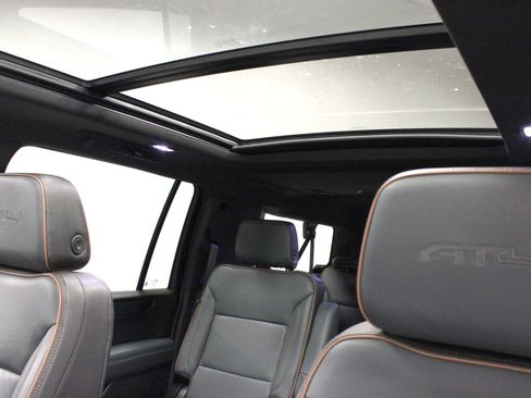 Used 2025 GMC Yukon XL AT4 w/ AT4 Premium Package AWD/4WD image 10