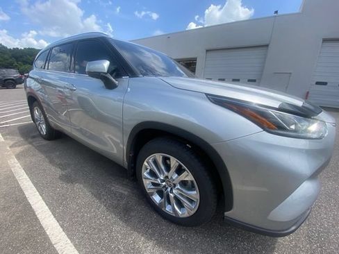 Certified 2024 Toyota Highlander Limited FWD image 19
