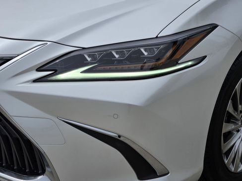 Used 2019 Lexus ES 300h w/ Accessory Package 2 FWD image 39