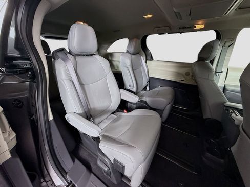 Used 2024 Toyota Sienna Limited FWD image 32