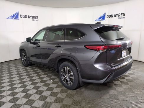 Used 2020 Toyota Highlander XLE image 3