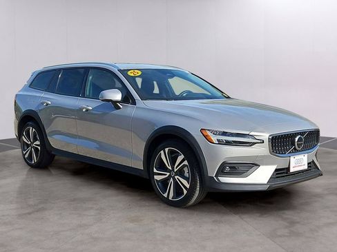 Used 2025 Volvo V60 B5 Cross Country Plus AWD/4WD image 10