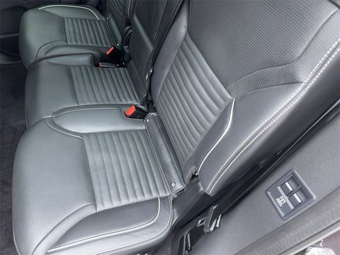 Used 2023 Land Rover Discovery Metropolitan Edition image 45