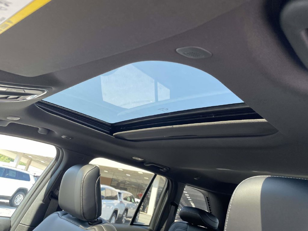 New 2027 Jeep Grand Cherokee Altitude AWD/4WD image 29