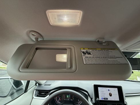 Used 2025 Toyota RAV4 XLE FWD image 27