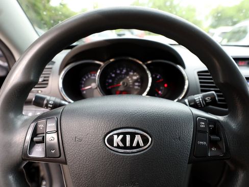 Used 2013 Kia Sorento LX w/ Third Row Pkg image 21