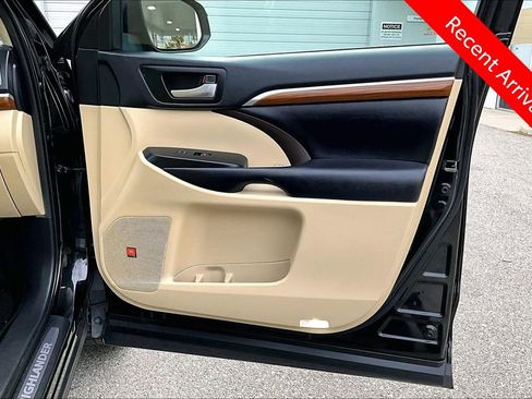 Certified 2019 Toyota Highlander Limited AWD/4WD image 29
