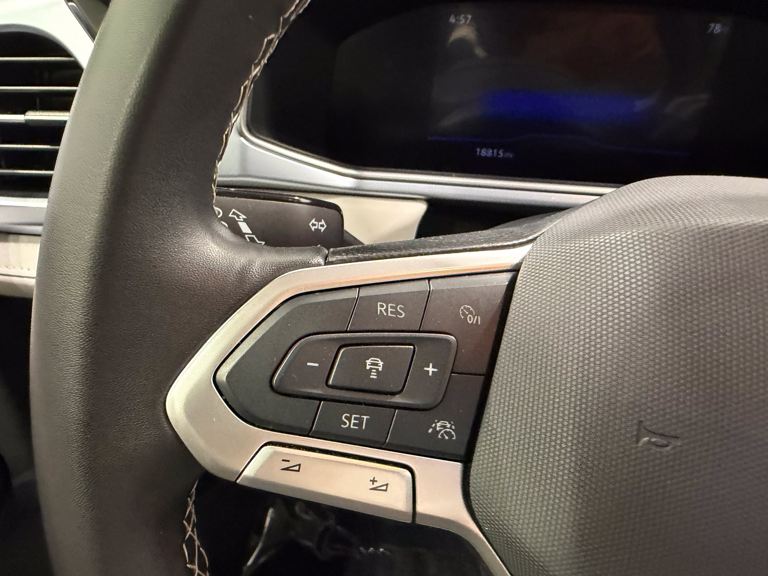 Certified 2025 Volkswagen Taos SE FWD image 35