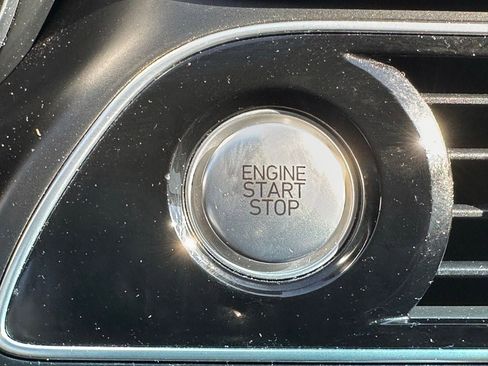 Used 2023 Genesis G70 2.0T image 27