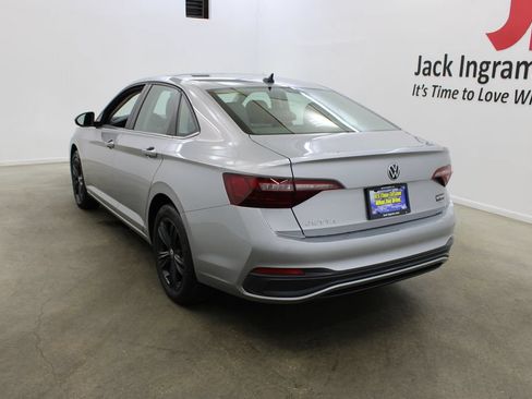 Used 2024 Volkswagen Jetta SE FWD image 3