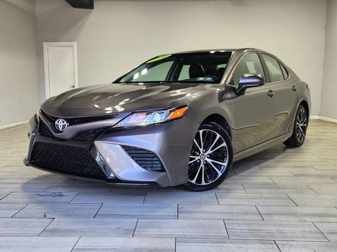 Used 2020 Toyota Camry SE FWD image 1