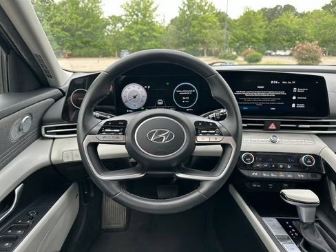 Used 2023 Hyundai Elantra Limited FWD image 11