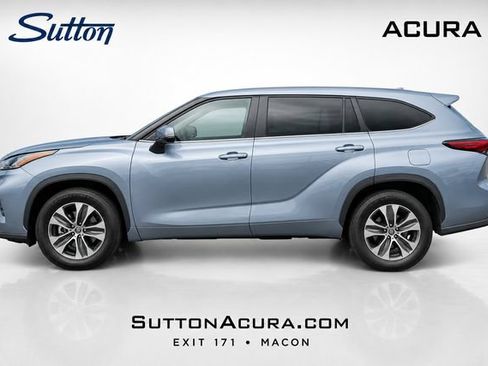 Used 2023 Toyota Highlander XLE FWD image 2