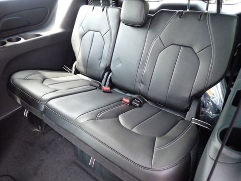 New 2025 Chrysler Pacifica Select image 14