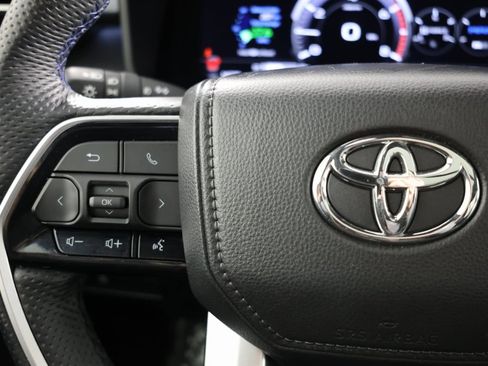 Used 2025 Toyota Sequoia Platinum image 30