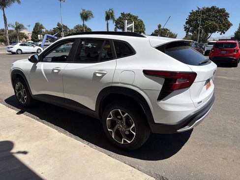 Used 2025 Chevrolet Trax LT FWD image 3