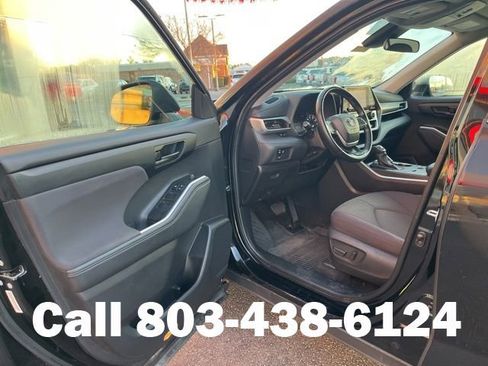 Used 2024 Toyota Highlander LE FWD image 4