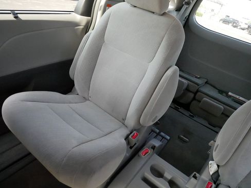 Certified 2018 Toyota Sienna LE FWD image 12
