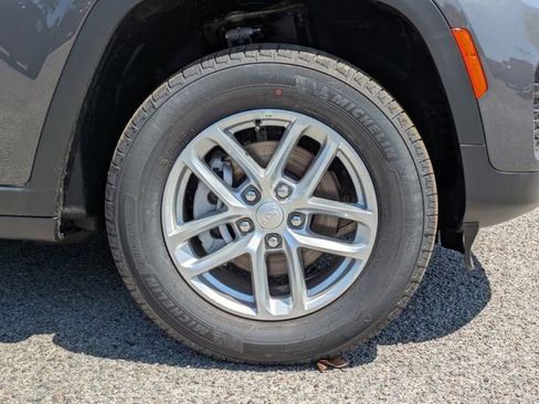 New 2025 Jeep Grand Cherokee Laredo w/ Luxury Tech Group I RWD image 10