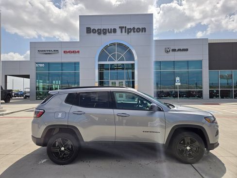 Used 2022 Jeep Compass Latitude AWD/4WD image 2