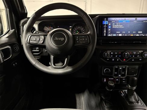 Used 2024 Jeep Gladiator Sport image 19