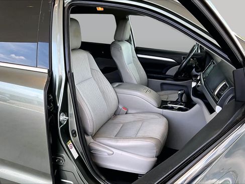 Used 2016 Toyota Highlander Plus FWD image 8