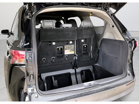 Used 2021 Toyota Sienna XLE FWD image 29